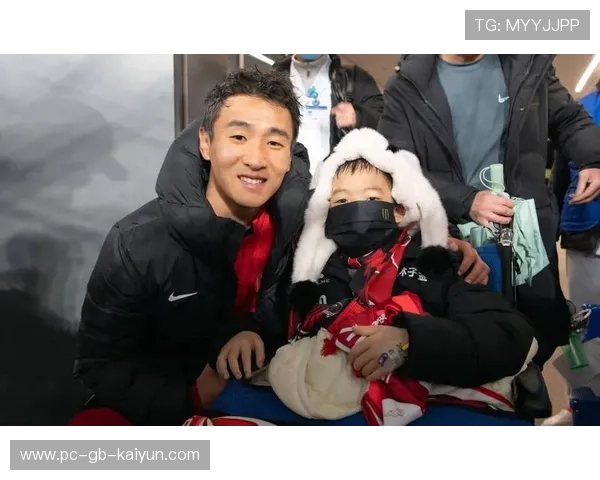 【暖心时刻】赛后颁奖!他用真情征服球迷,荣获“最受欢迎球员”称号