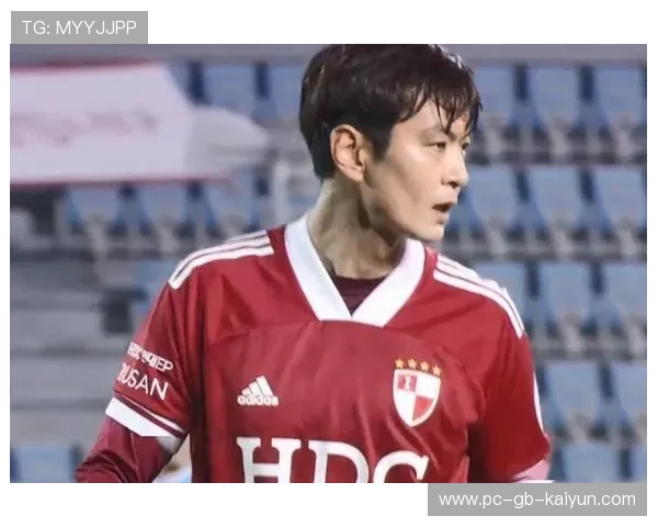 前锋背身做球回传中路球员补射建功——精准配合成就进攻之美